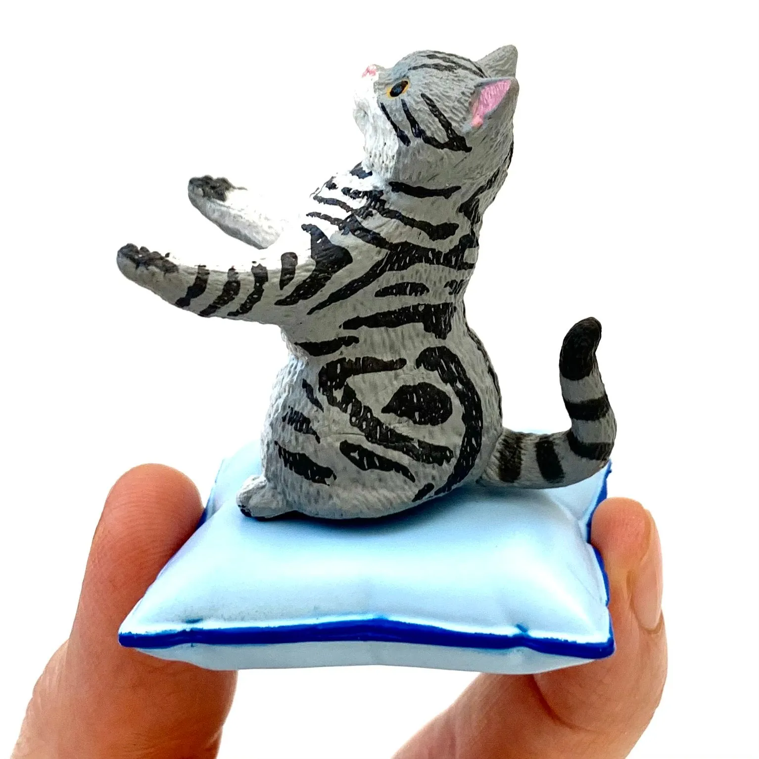 X 70907 Cat on Pillow Pen Holder Capsule-DISCONTINUED