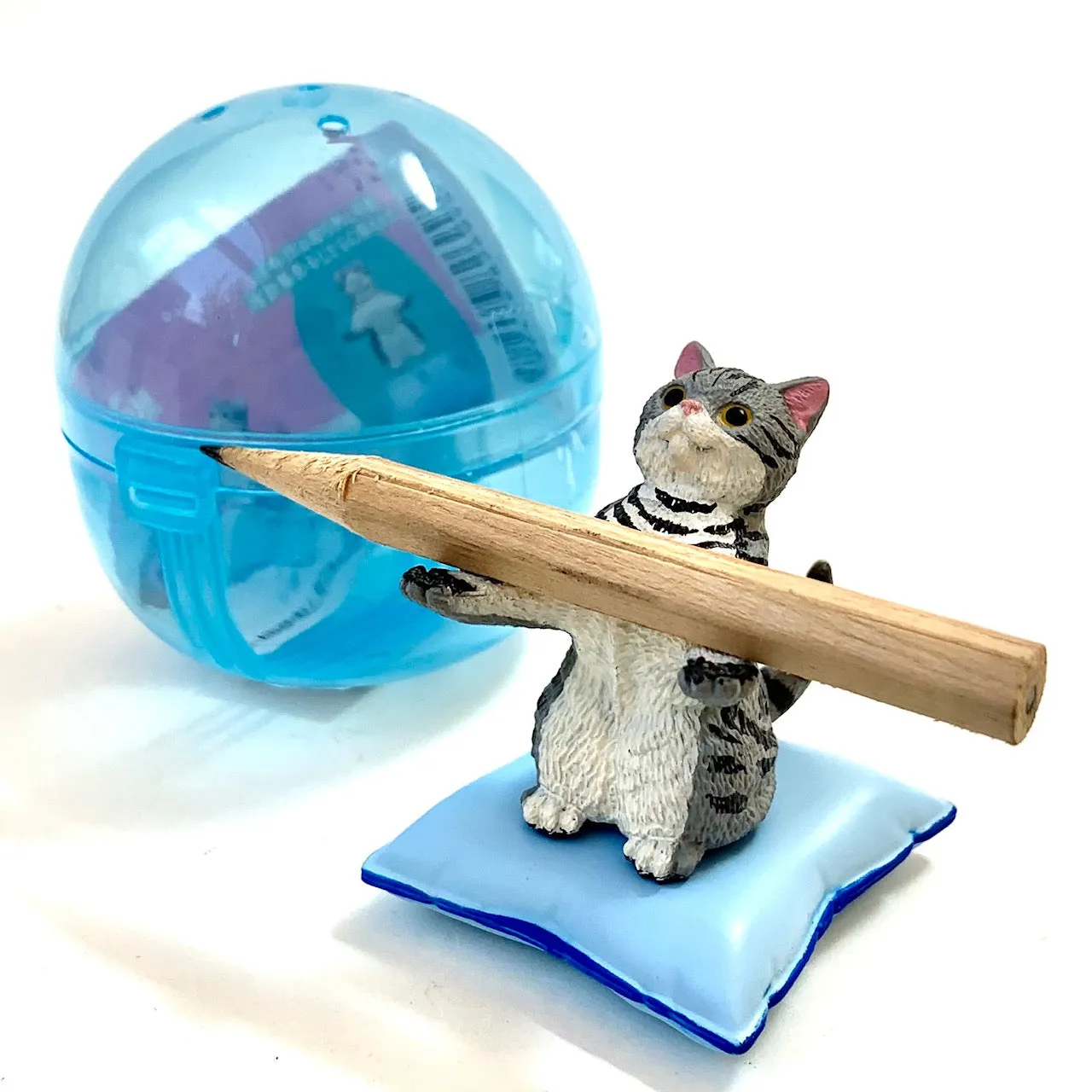 X 70907 Cat on Pillow Pen Holder Capsule-DISCONTINUED