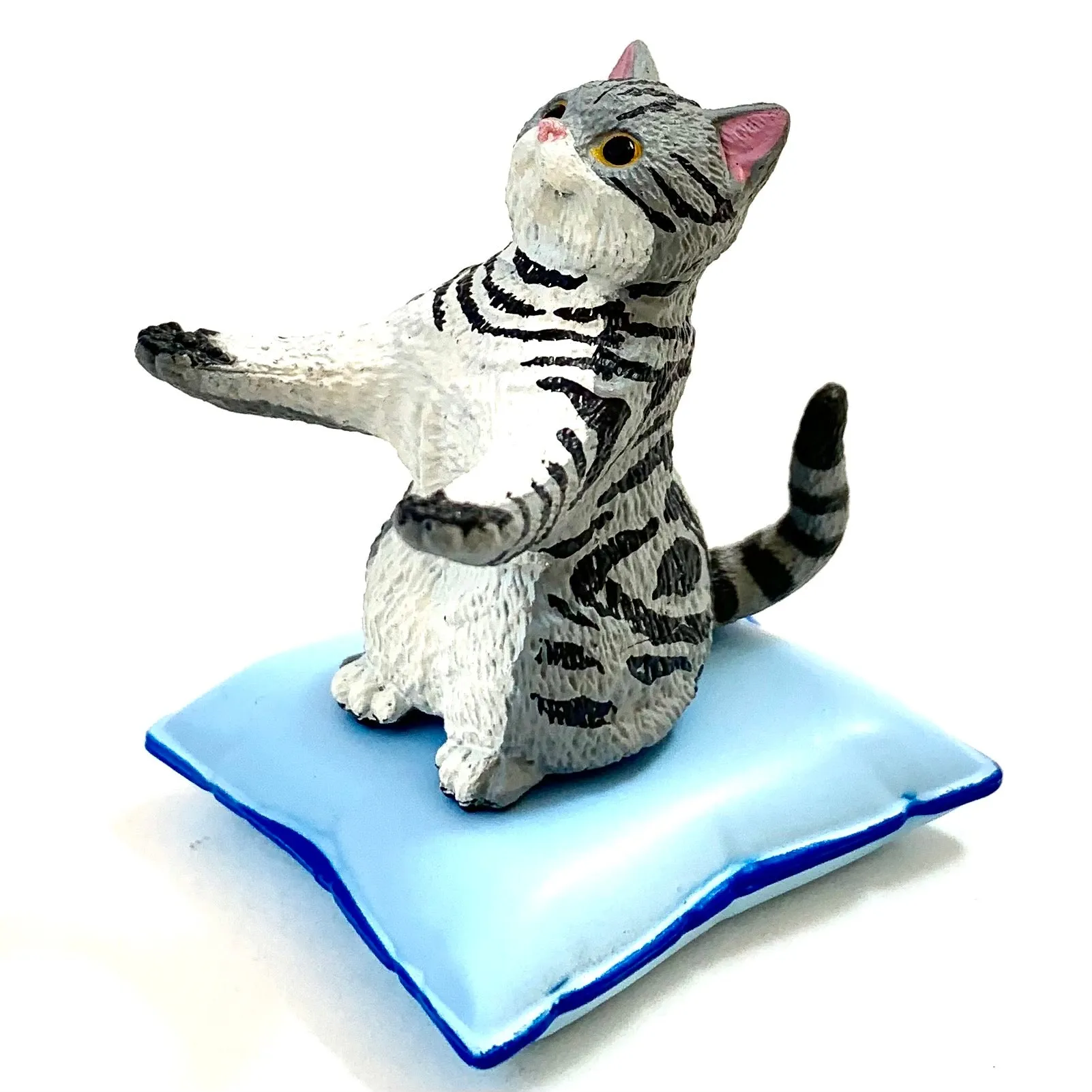 X 70907 Cat on Pillow Pen Holder Capsule-DISCONTINUED