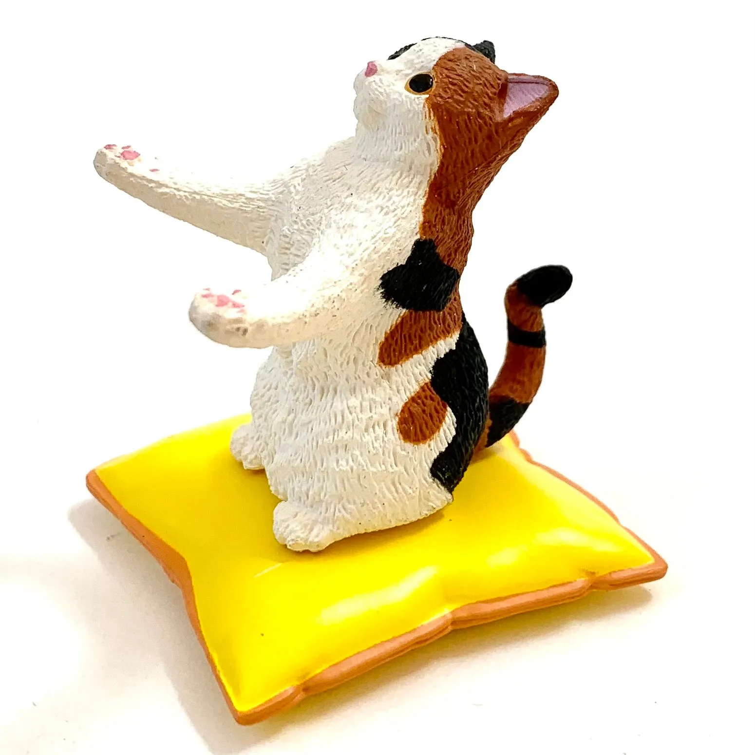 X 70907 Cat on Pillow Pen Holder Capsule-DISCONTINUED