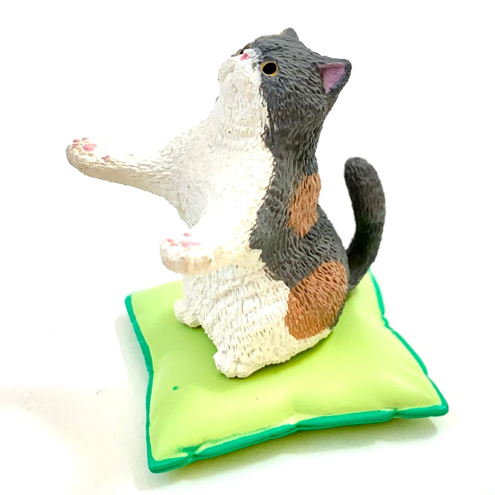 X 70907 Cat on Pillow Pen Holder Capsule-DISCONTINUED