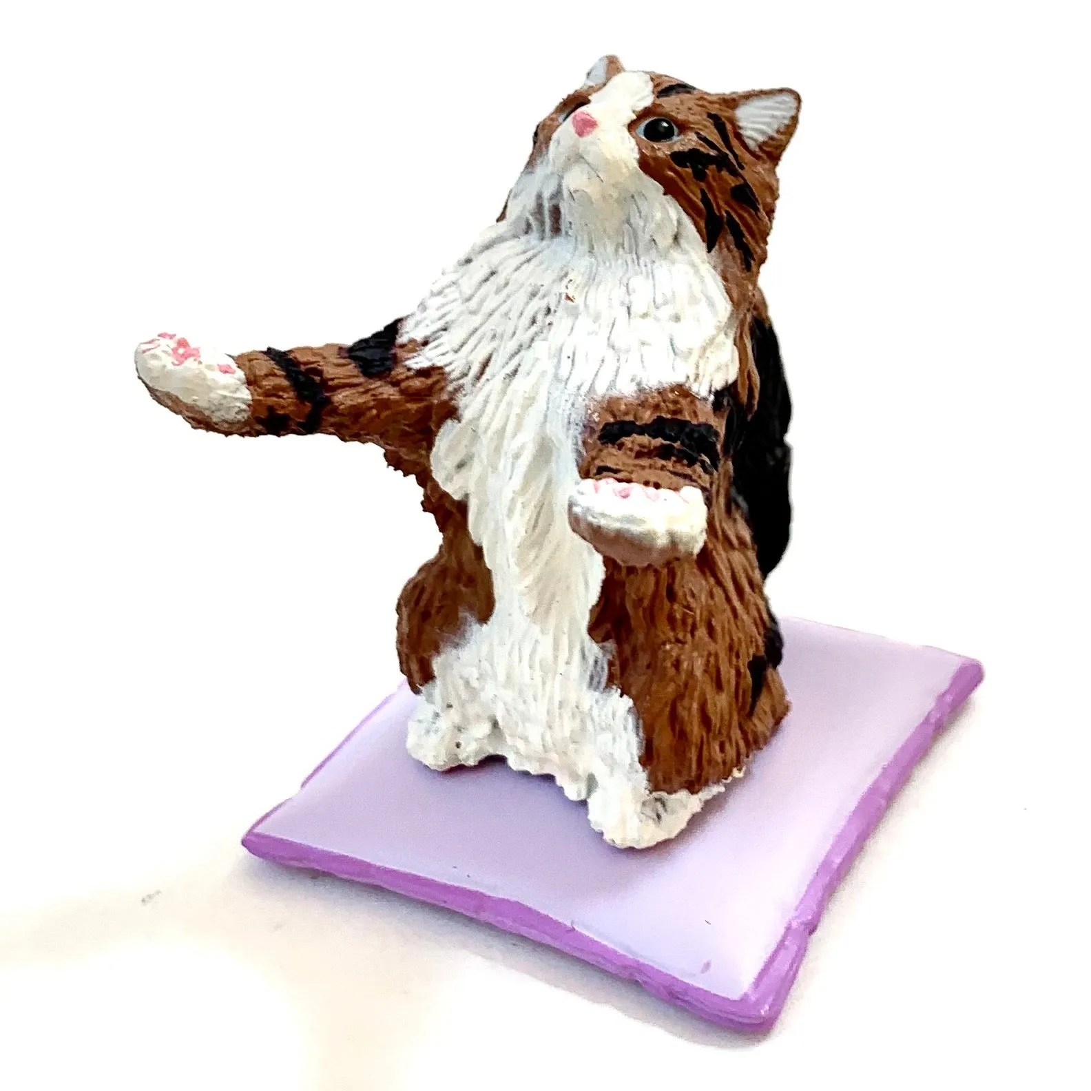 X 70907 Cat on Pillow Pen Holder Capsule-DISCONTINUED