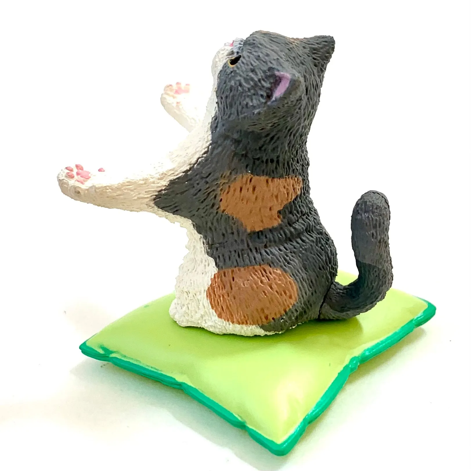 X 70907 Cat on Pillow Pen Holder Capsule-DISCONTINUED