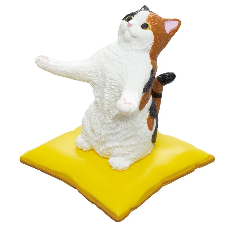 X 70907 Cat on Pillow Pen Holder Capsule-DISCONTINUED