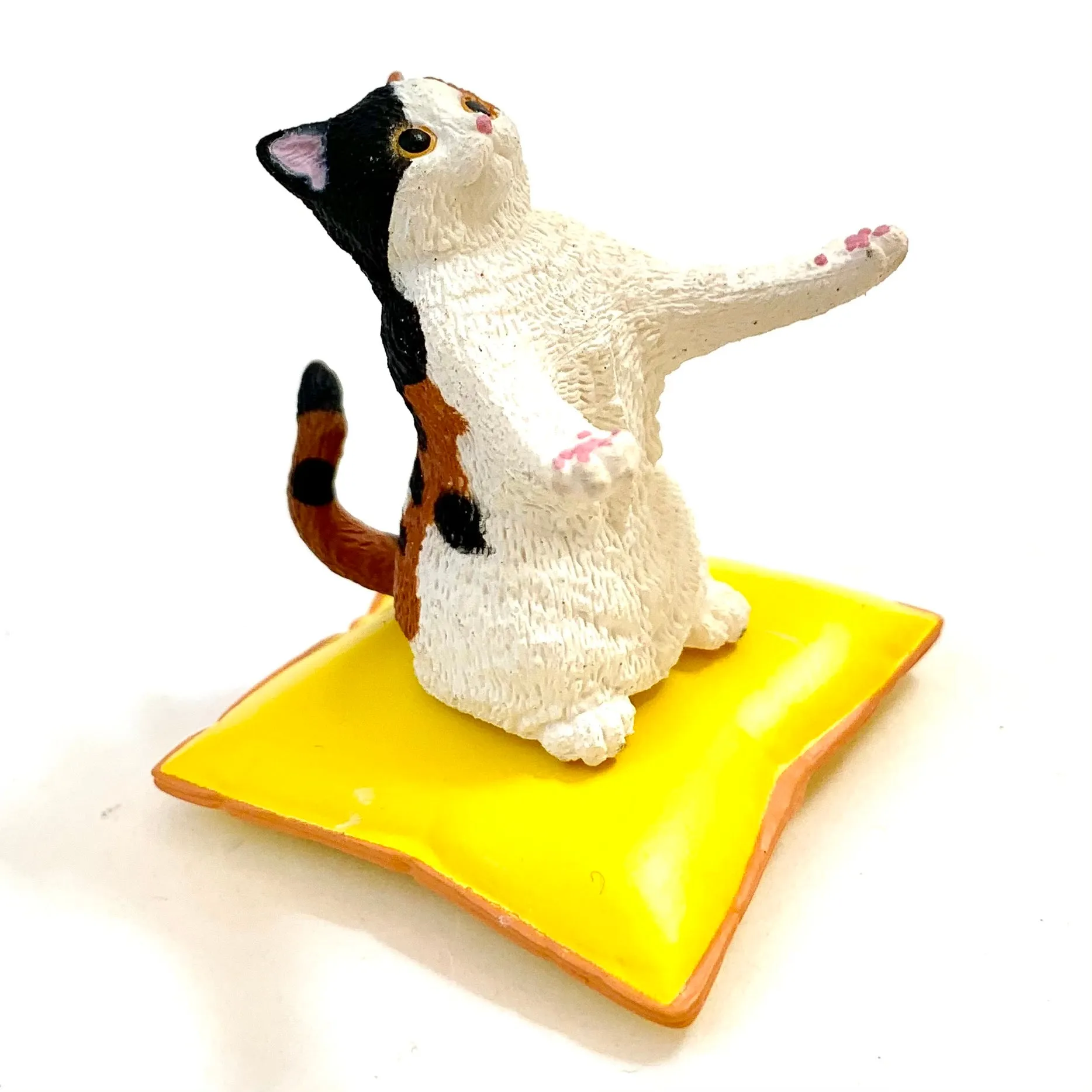 X 70907 Cat on Pillow Pen Holder Capsule-DISCONTINUED