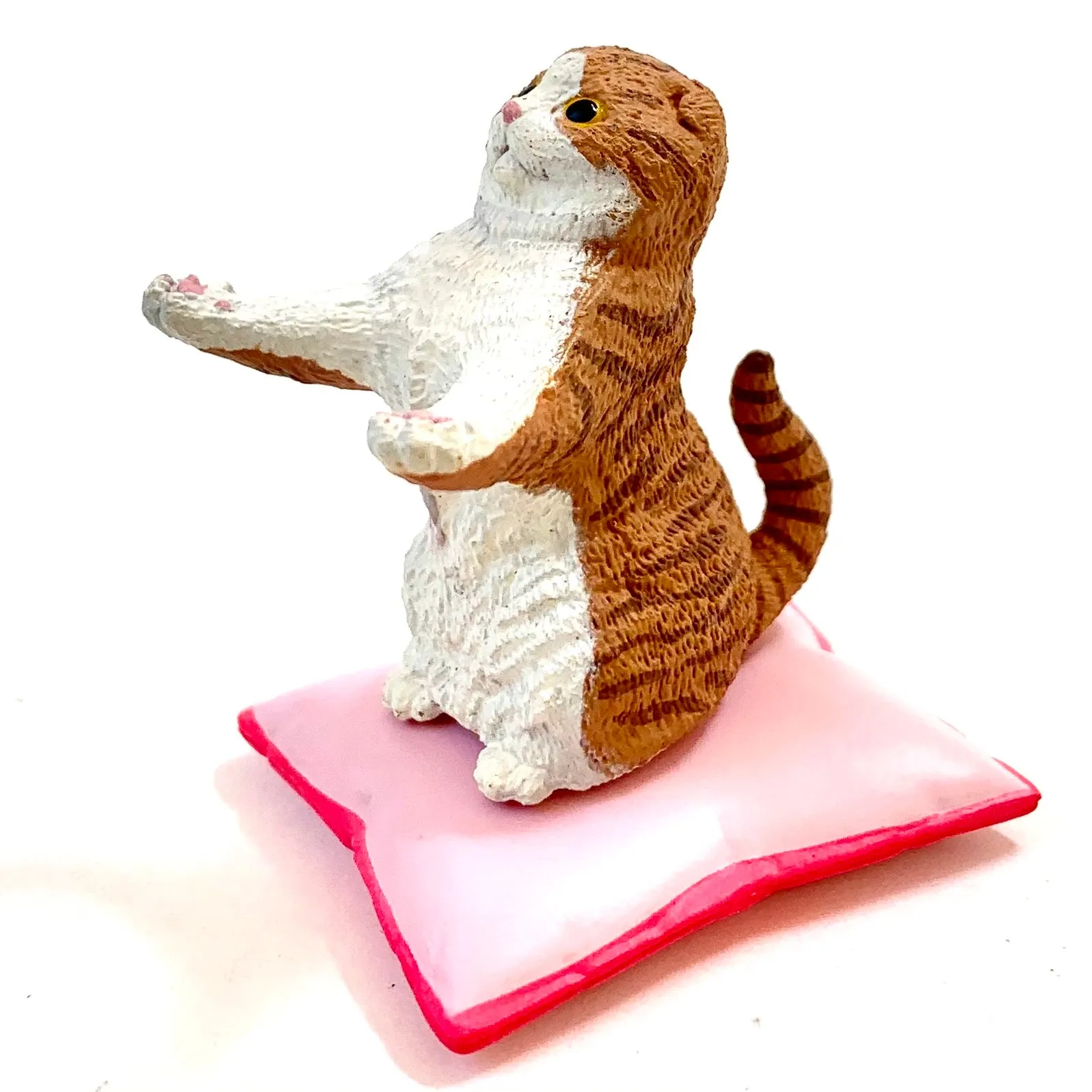 X 70907 Cat on Pillow Pen Holder Capsule-DISCONTINUED