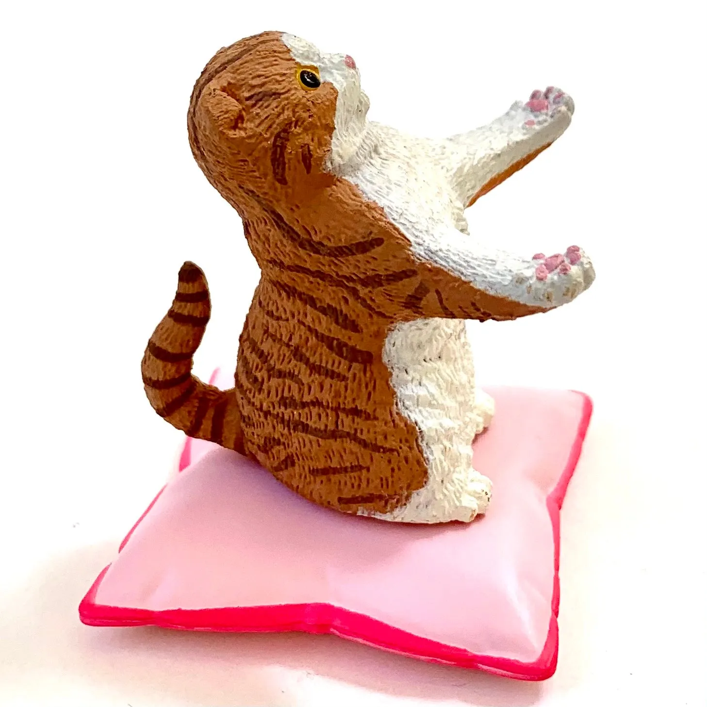 X 70907 Cat on Pillow Pen Holder Capsule-DISCONTINUED